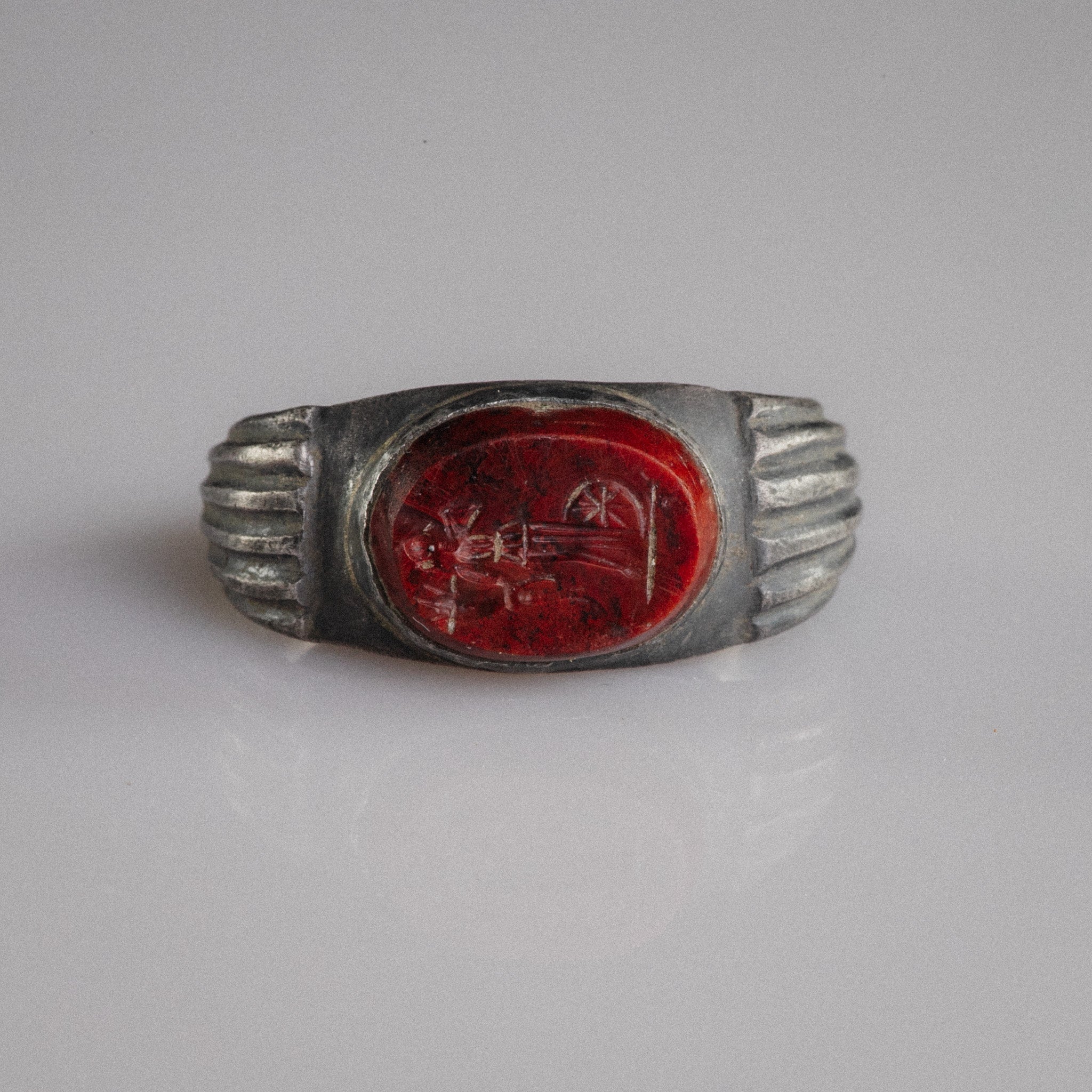 Roman silver signet ring Fortunata with red jasper intaglio of Fortuna, top view of fluted shoulders