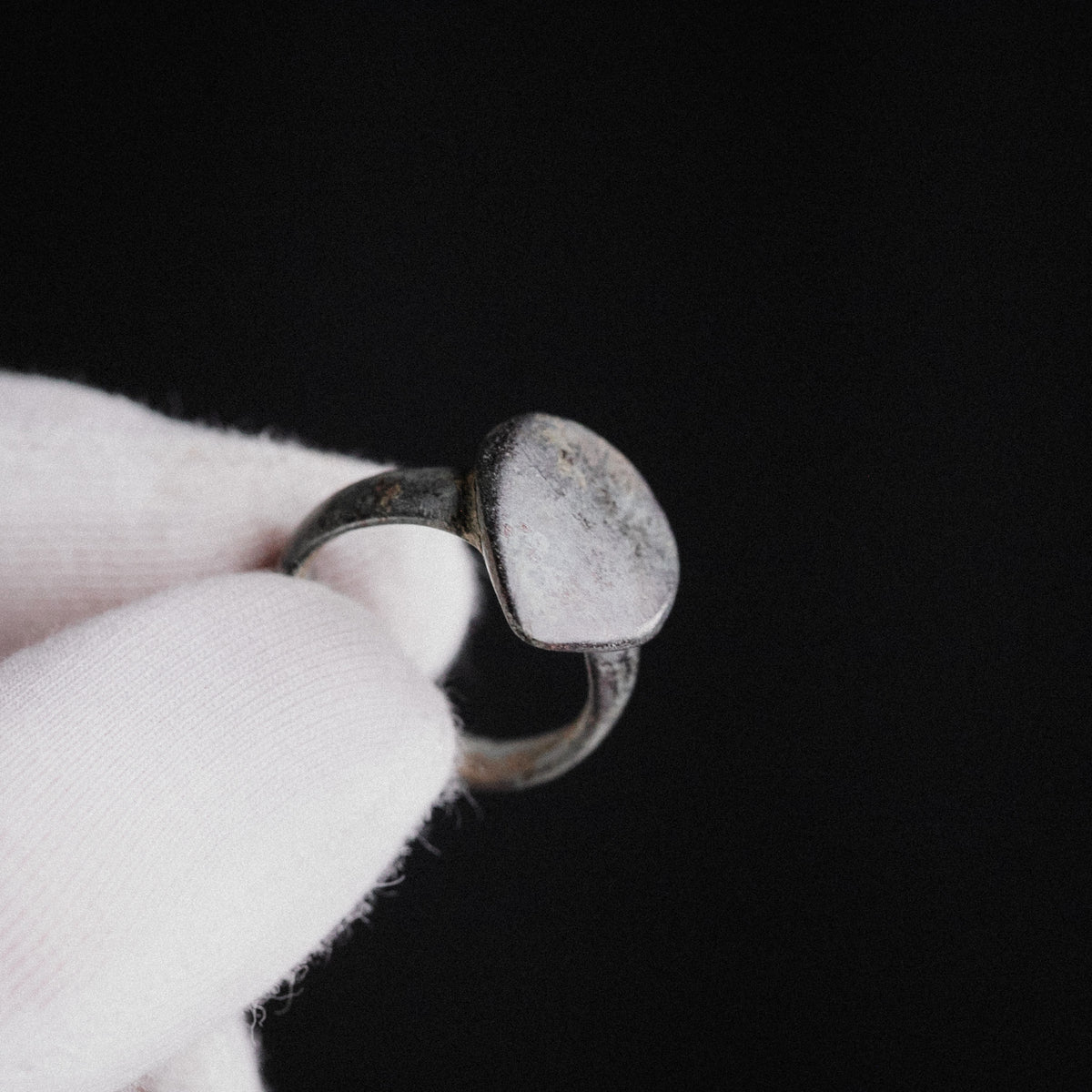Medieval Bronze Signet Ring with Shield Bezel – 'Scutum' (12th–14th century AD) — view 7