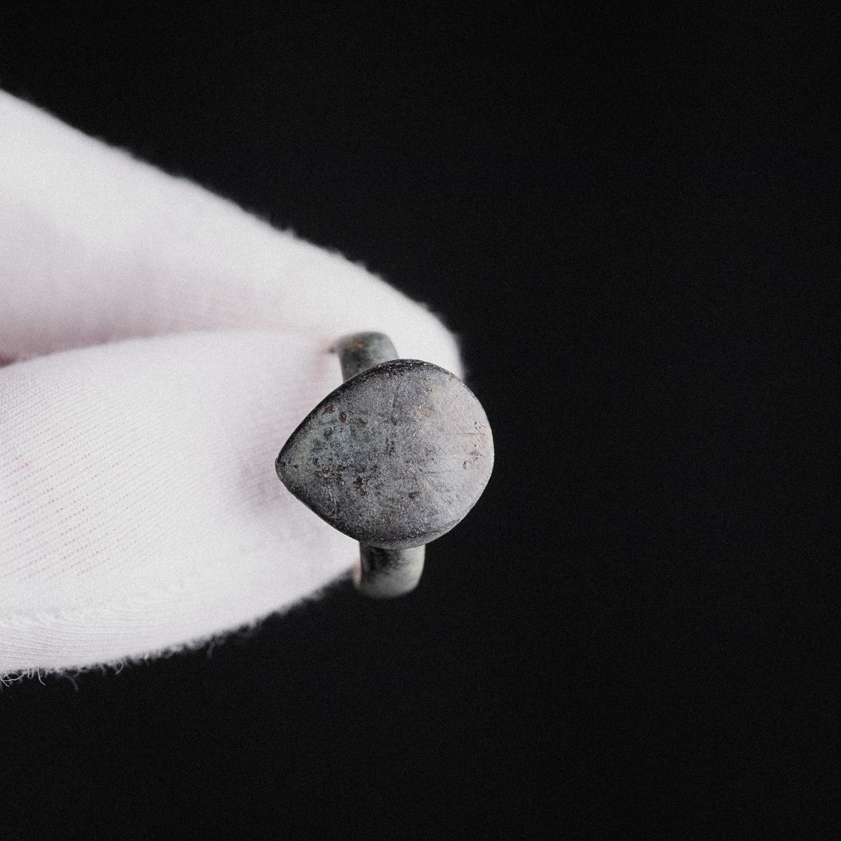Medieval Bronze Signet Ring with Shield Bezel – 'Scutum' (12th–14th century AD) — view 8