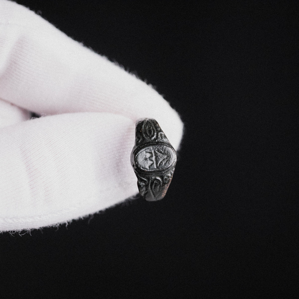 Post Medieval Ring with Merchant Mark – 'Sigillum' (16th–17th century AD) — view 9