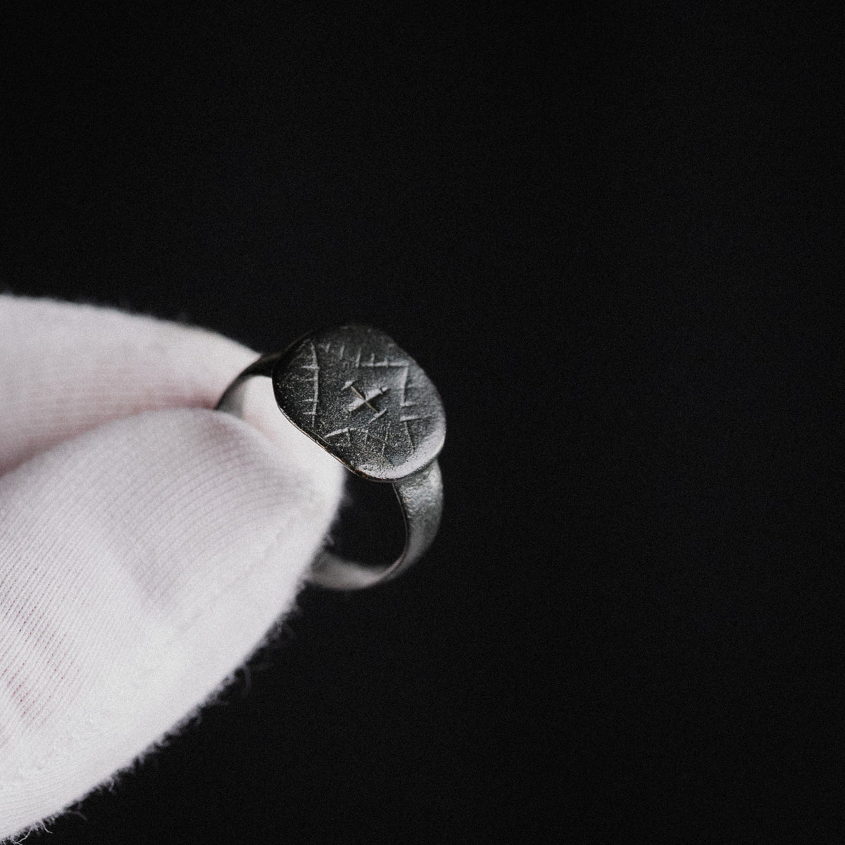 Medieval Bronze Signet Ring with Latin Cross Device – 'Vigil' (11th–15th century AD) — view 8