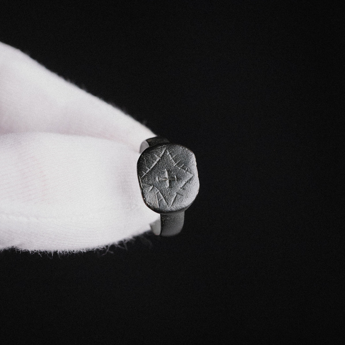Medieval Bronze Signet Ring with Latin Cross Device – 'Vigil' (11th–15th century AD) — view 10
