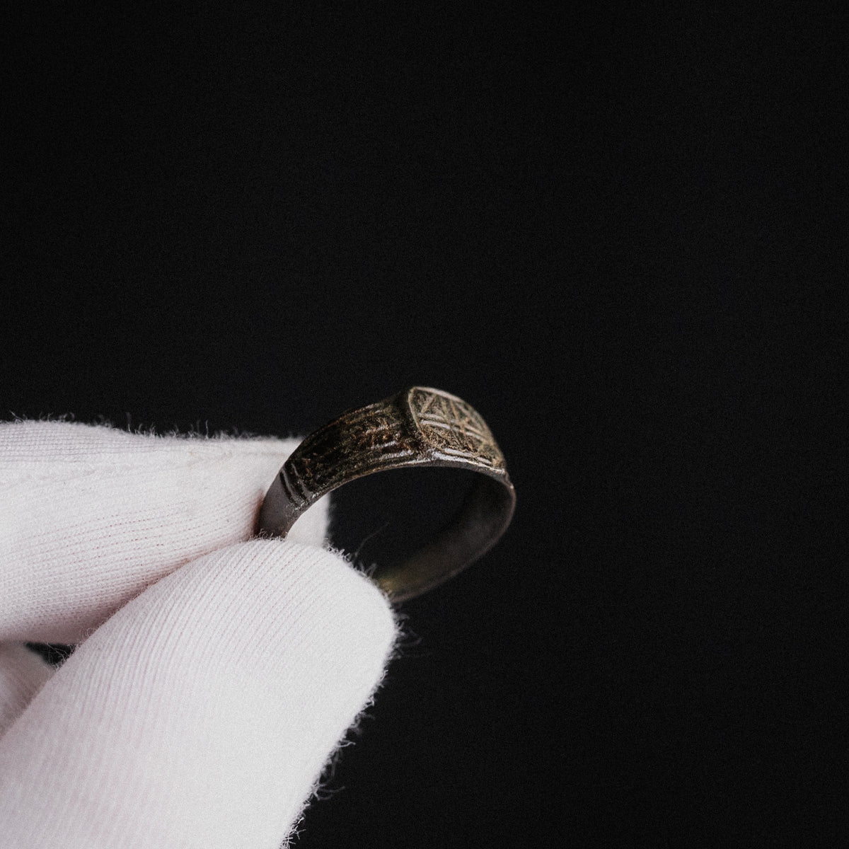 Medieval Bronze Signet Ring with Geometric Cross – 'Eadric' (13th–15th century AD) — view 8