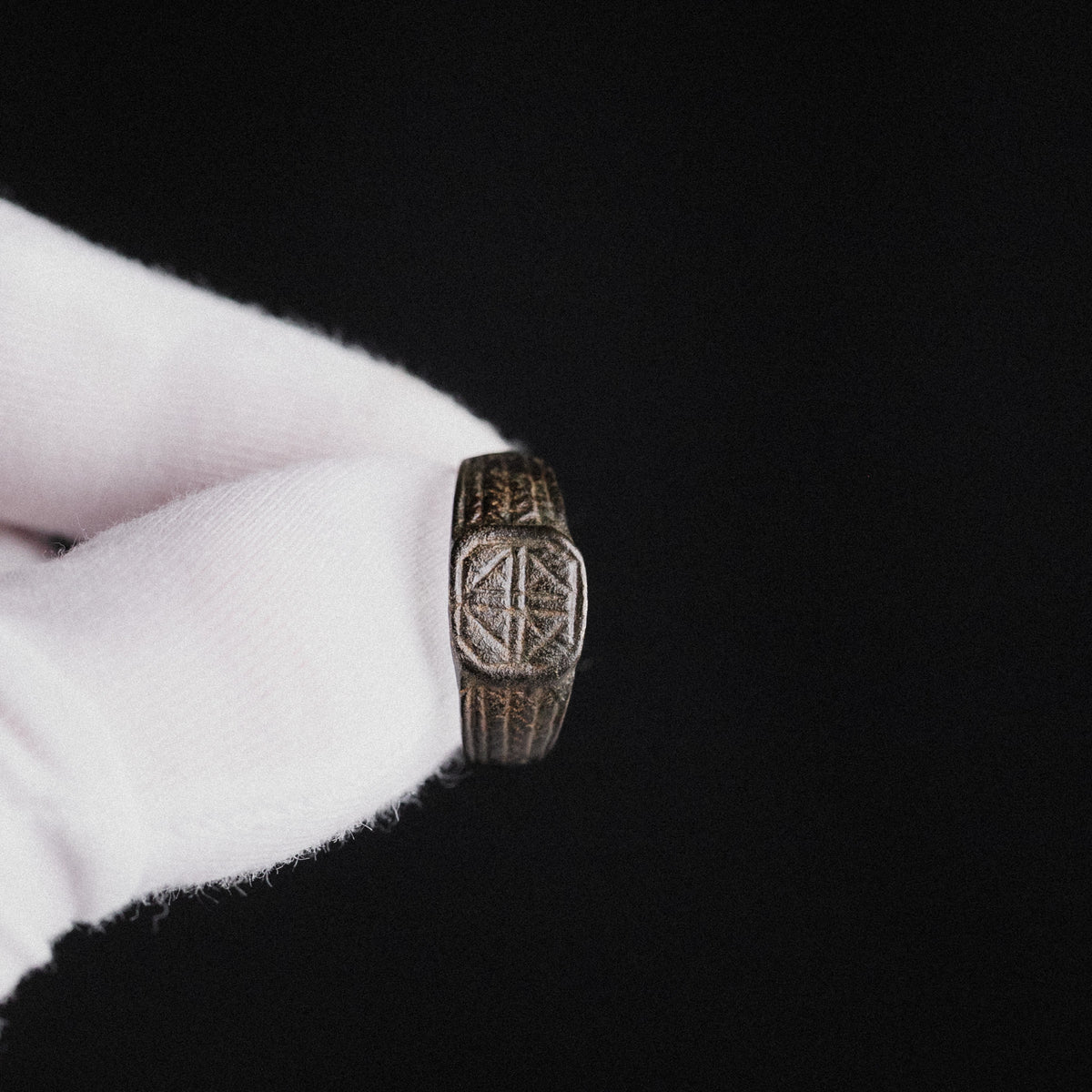 Medieval Bronze Signet Ring with Geometric Cross – 'Eadric' (13th–15th century AD) — view 10