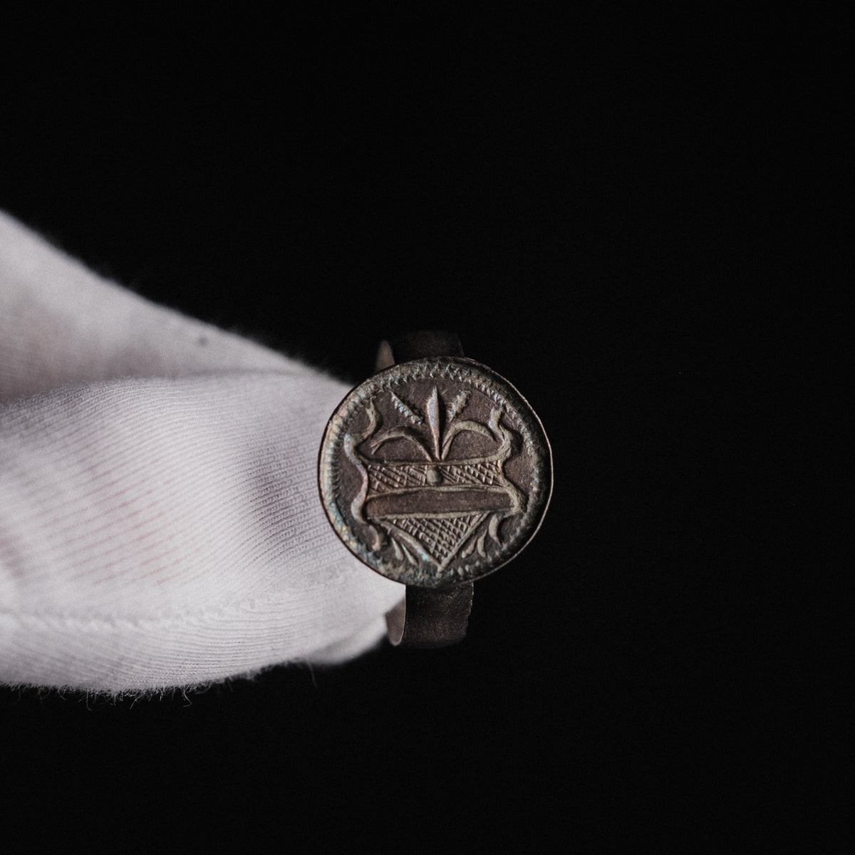 Medieval Silver Merchant Seal Ring with Heraldic Device – 'Mercator' (13th century AD) — view 8