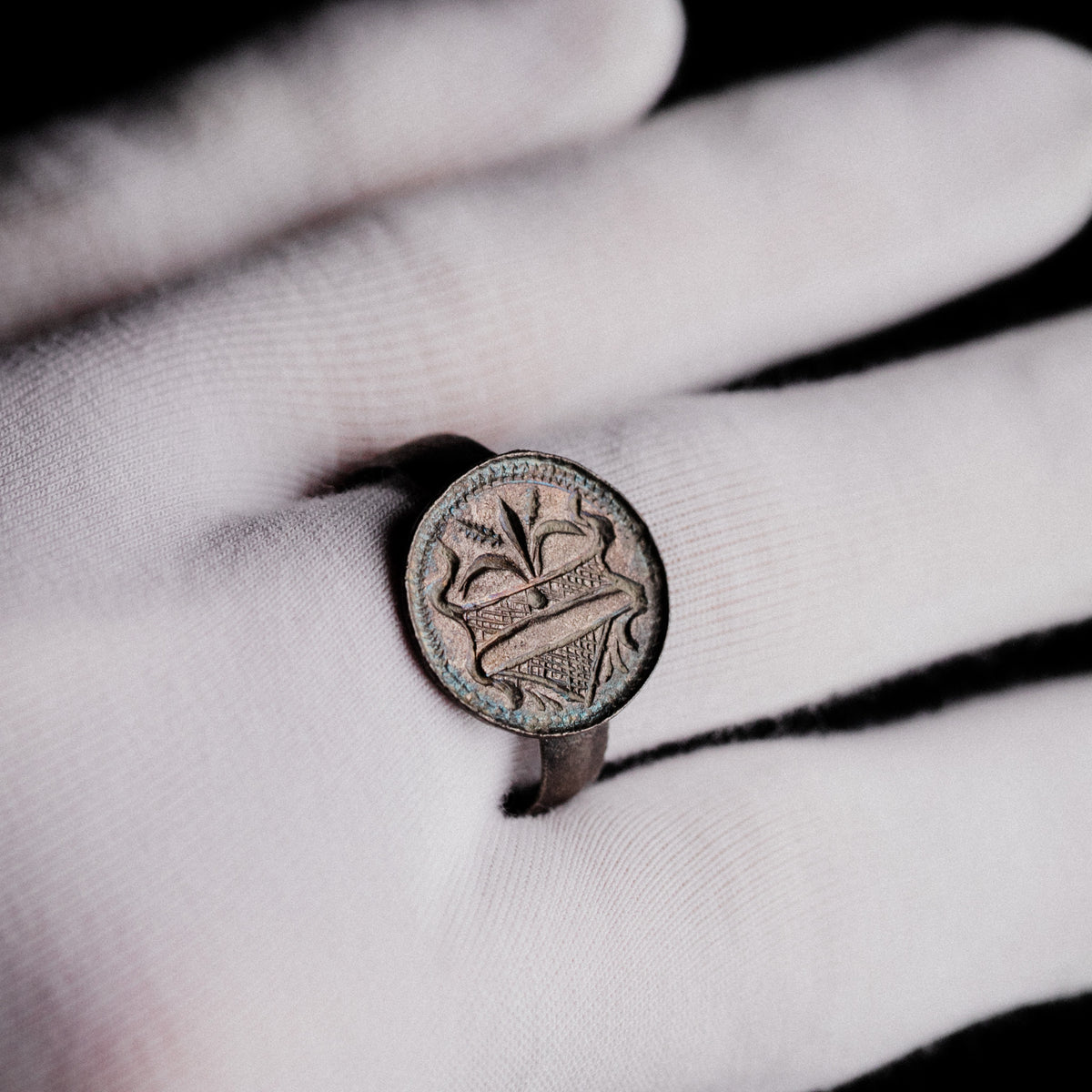 Medieval Silver Merchant Seal Ring with Heraldic Device – 'Mercator' (13th century AD) — view 10