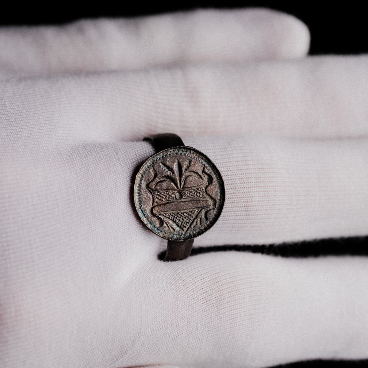 Medieval Silver Merchant Seal Ring with Heraldic Device – 'Mercator' (13th century AD) — view 11