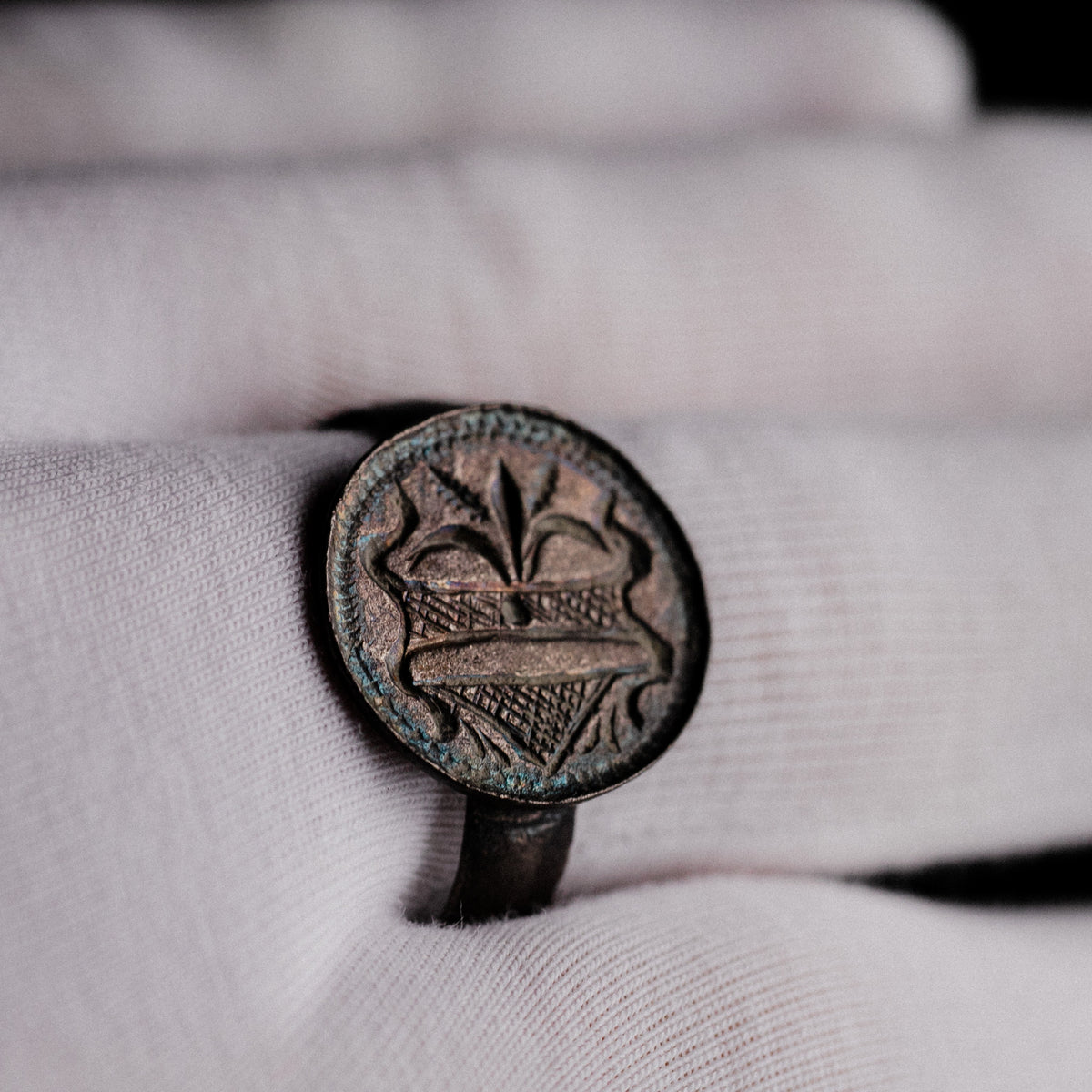 Medieval Silver Merchant Seal Ring with Heraldic Device – 'Mercator' (13th century AD) — detail view