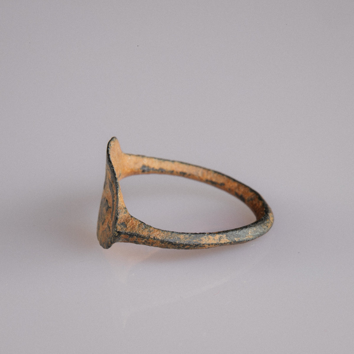 Roman Bronze Ring with Engraved Lion Motif – 'Leo' (2nd–3rd century AD) — view 5