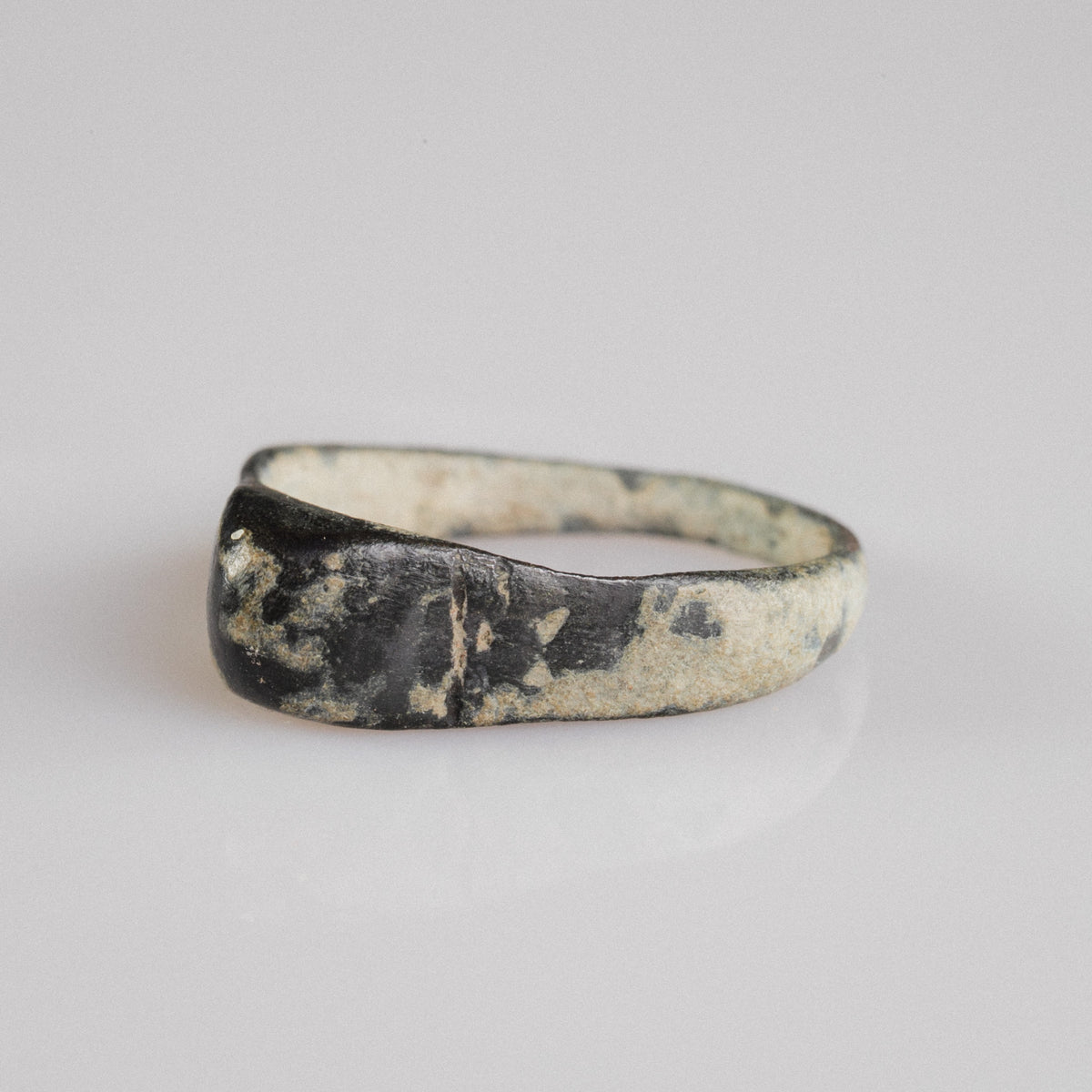 Roman bronze ring Numeria, top-down view of bezel face with possible monogram device