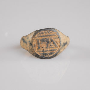 Medieval bronze signet ring Falco, front view of engraved monogram bezel with geometric borders