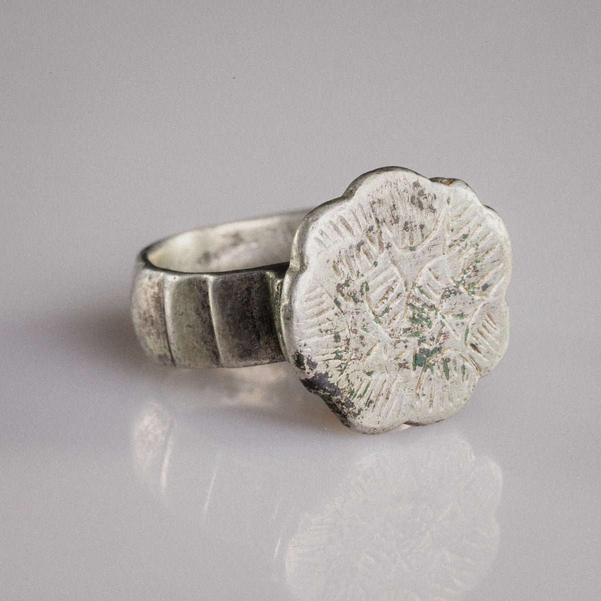 Side view of medieval silver ring Florian showing ribbed shoulder and raised bezel plate