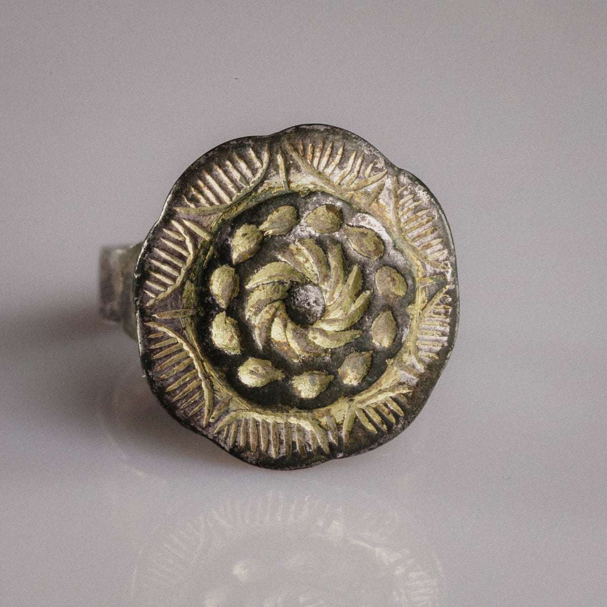 Islamic silver parcel-gilt ring Gulizar with whirling rosette bezel, top view
