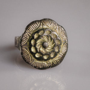 Islamic silver parcel-gilt ring Gulizar with whirling rosette bezel, top view