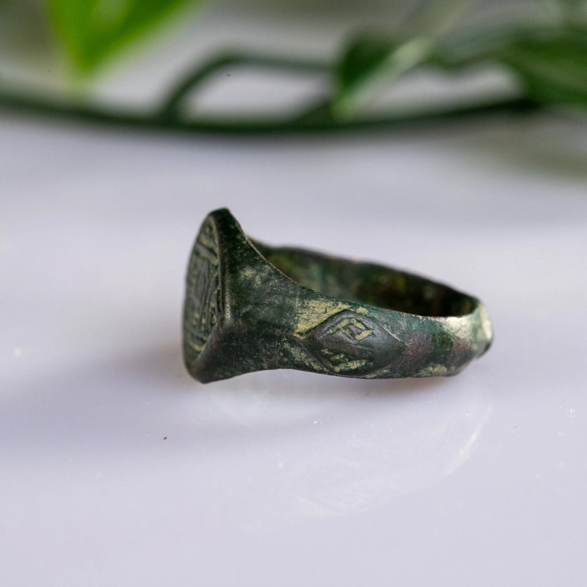 Islamic Bronze Signet Ring with Kufic Inscription – “Yusuf” (12th–15th c. AD) – EU 60 / US 9,25 Aurora Antiqua