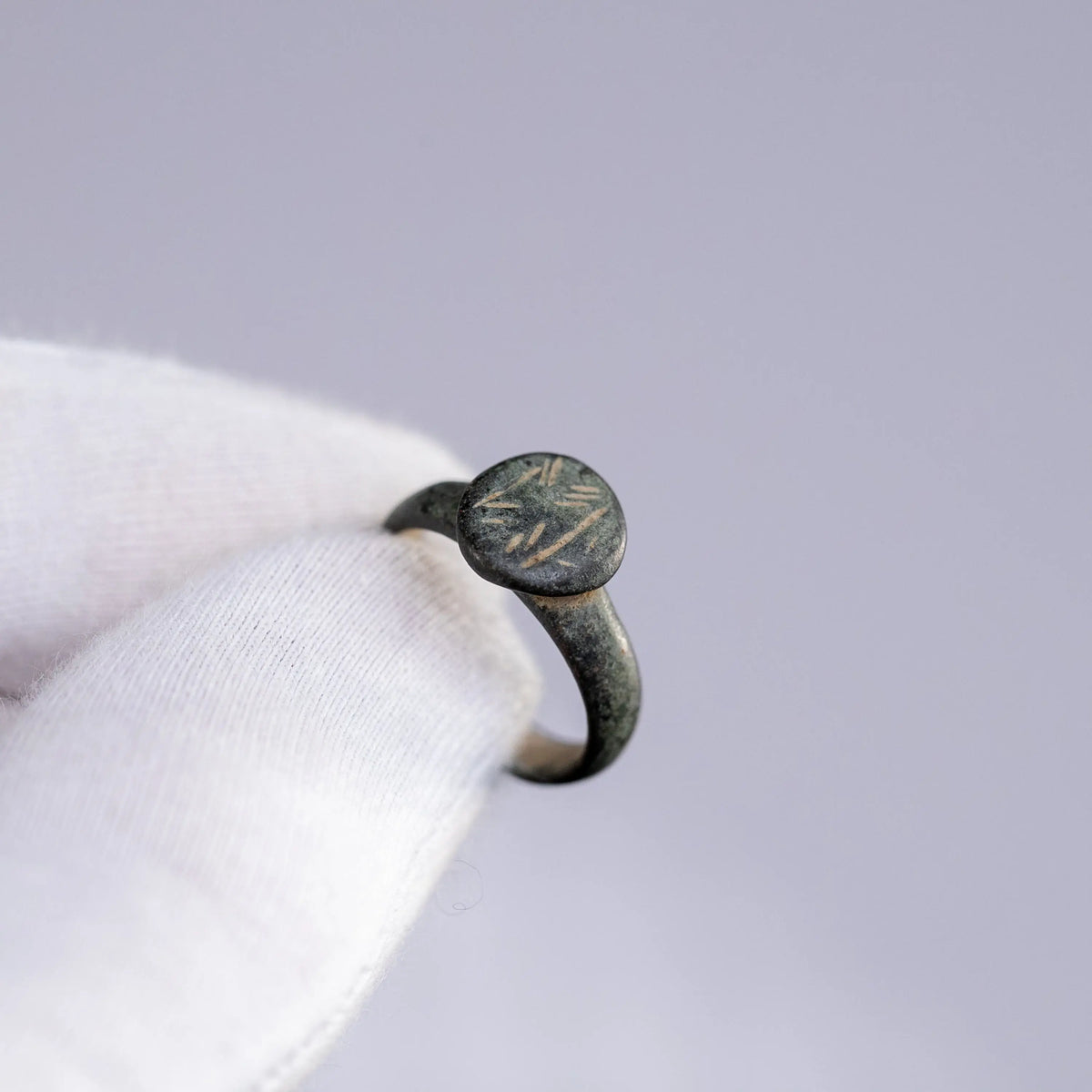 Bronze Ring with Linear Engraved Bezel – “Servius” (3rd–9th c. AD) – EU 49 / US 5 Aurora Antiqua