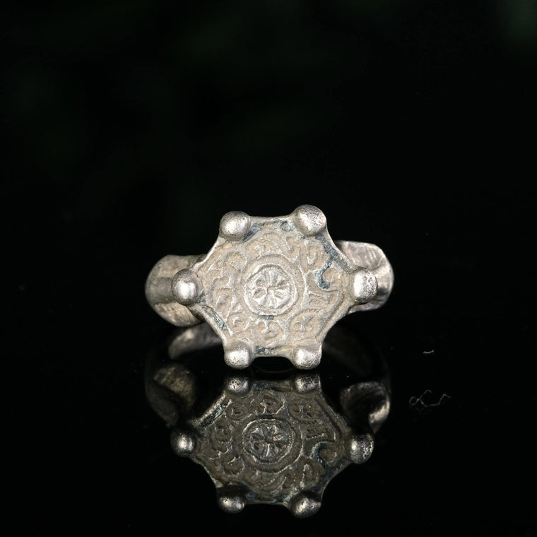 Viking Silver Signet Ring 'Eoin' (10th-11th c. AD) EU 59/US 8.75
