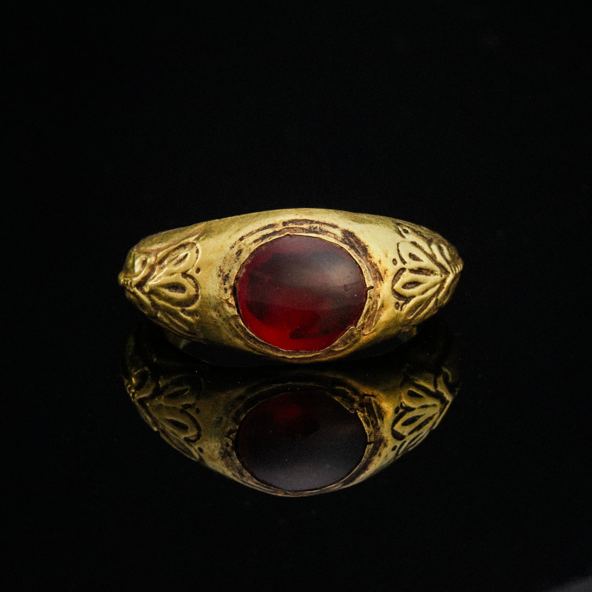 Roman High Karat Gold Ring with Carnelian Cabochon – 'Aelius' (2nd–3rd century AD)
