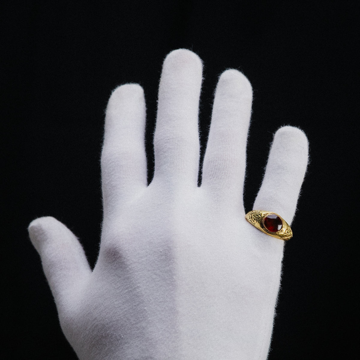 Roman High Karat Gold Ring with Carnelian Cabochon – 'Aelius' (2nd–3rd century AD) — detail view