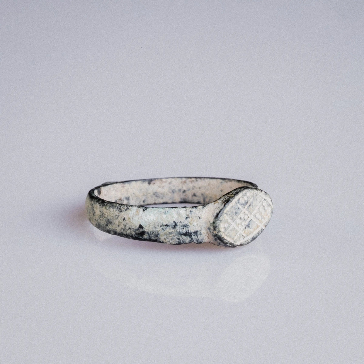 Roman Bronze Signet Ring with Geometric Intaglio – “Severus” (3rd–4th c. AD) – EU 54 / US 7 Aurora Antiqua