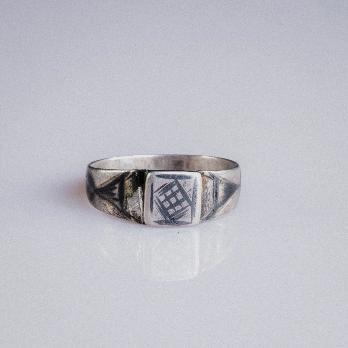 Early Medieval Silver Ring with Grid-Pattern Bezel – “Alaric” (6th–10th c. AD) – EU 57 / US 8.5 - Aurora Antiqua