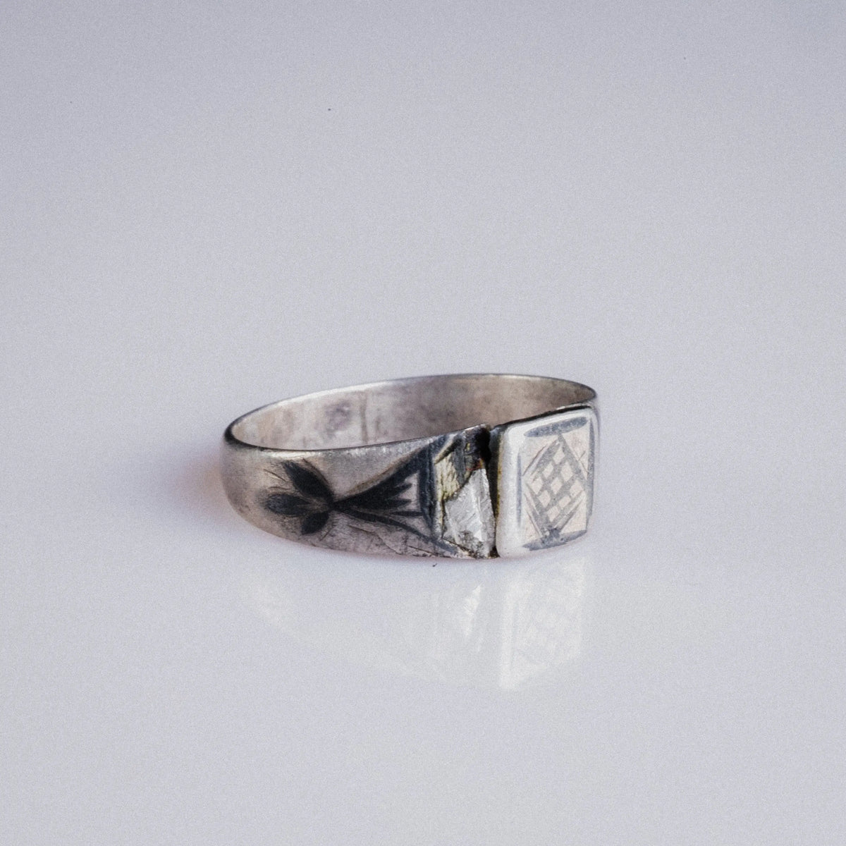 Early Medieval Silver Ring with Grid-Pattern Bezel – “Alaric” (6th–10th c. AD) – EU 57 / US 8.5 - Aurora Antiqua
