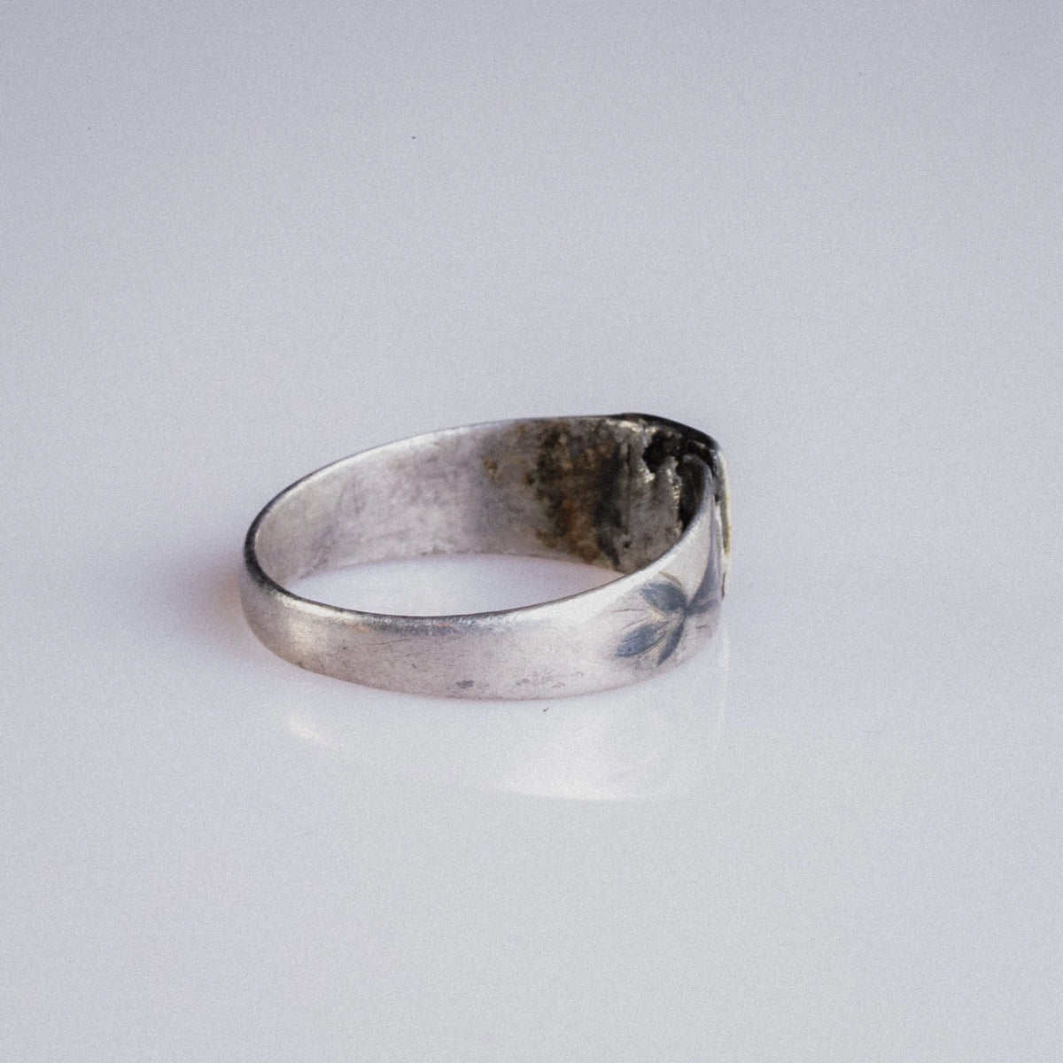 Early Medieval Silver Ring with Grid-Pattern Bezel – “Alaric” (6th–10th c. AD) – EU 57 / US 8.5 - Aurora Antiqua
