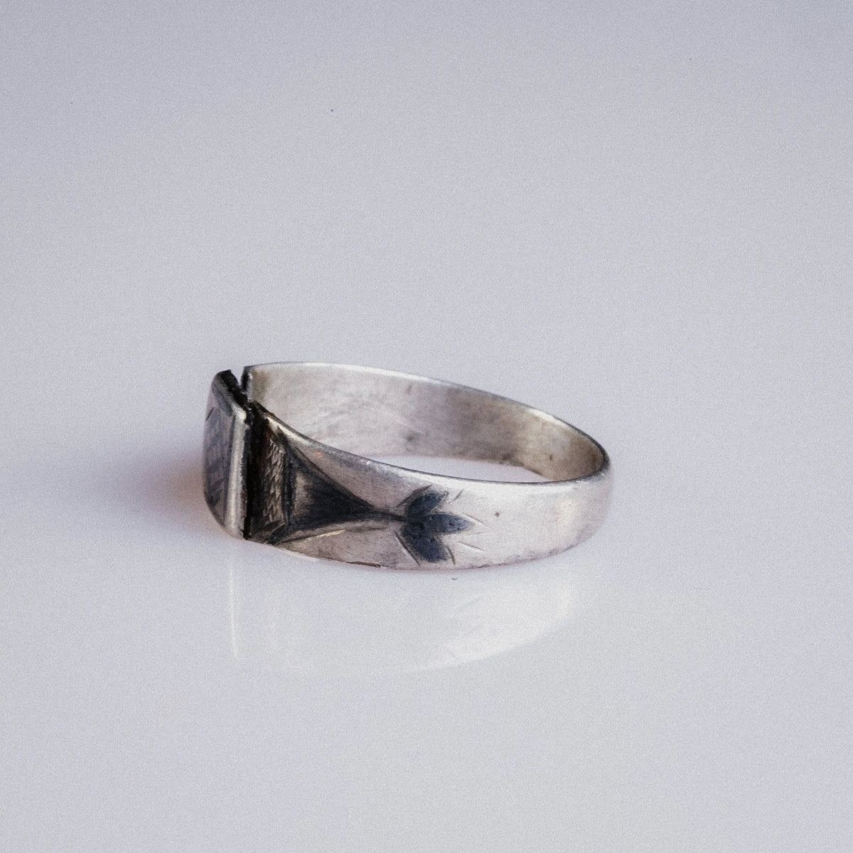 Early Medieval Silver Ring with Grid-Pattern Bezel – “Alaric” (6th–10th c. AD) – EU 57 / US 8.5 - Aurora Antiqua