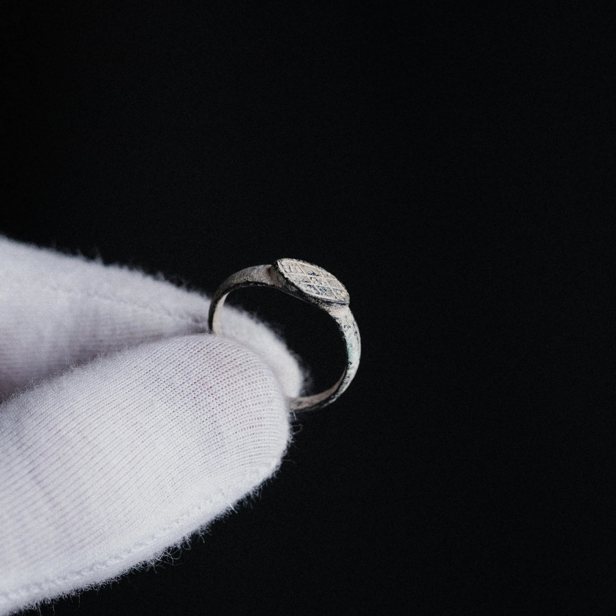 Roman Bronze Signet Ring with Geometric Intaglio – “Severus” (3rd–4th c. AD) – EU 54 / US 7 Aurora Antiqua
