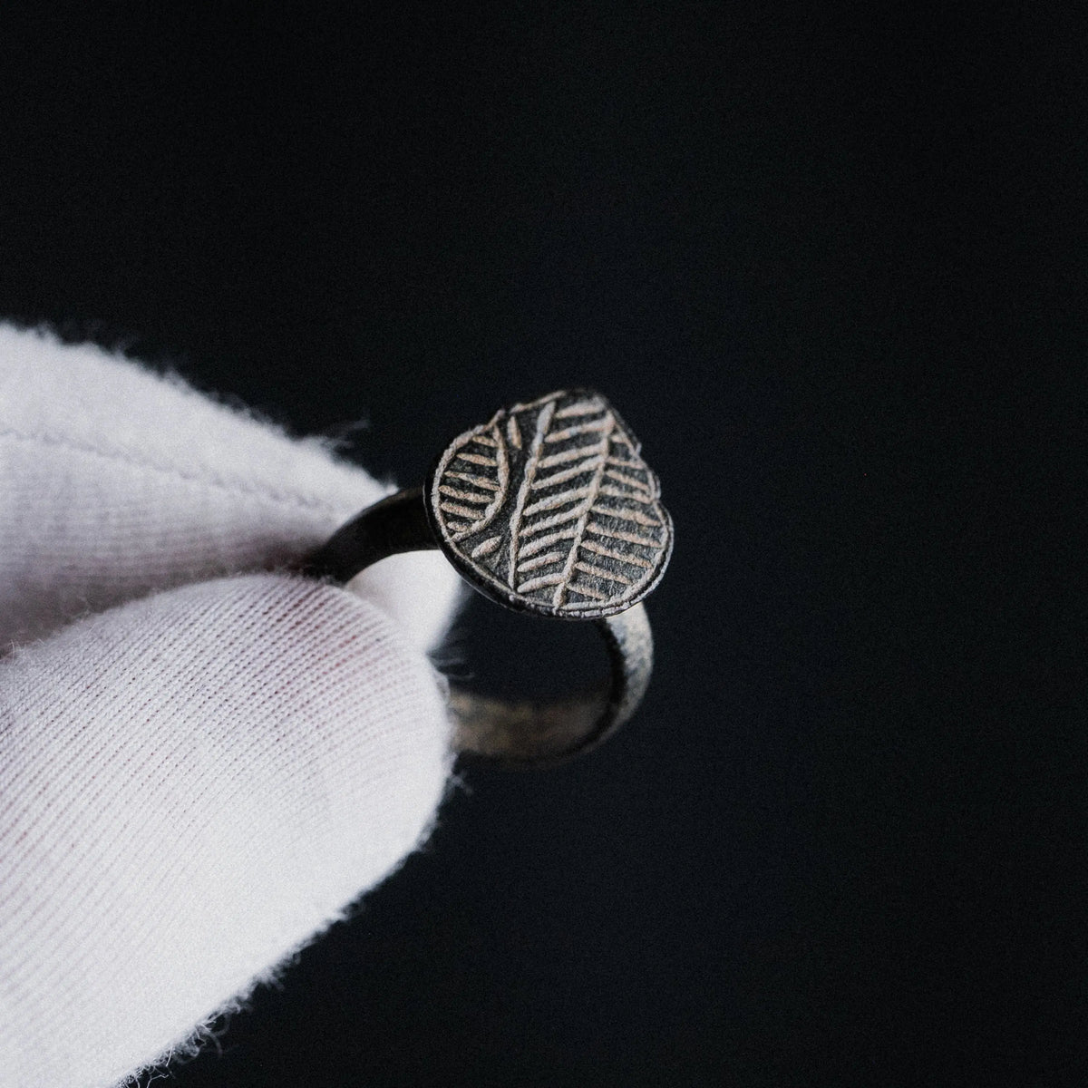 Medieval Bronze Ring with Leaf-Patterned Bezel – “Matthias” (11th–14th c. AD) – EU 55 / US 7.25 Aurora Antiqua