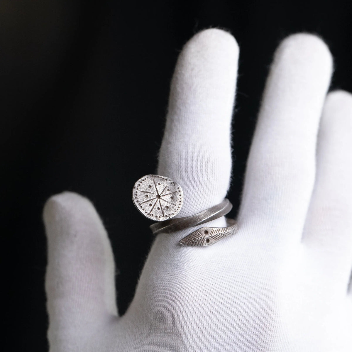 Medieval Silver Serpent-Amulet Ring with Sunburst Seal – “Serapis” (12th–14th c. AD) – EU 62 / US 10 Aurora Antiqua