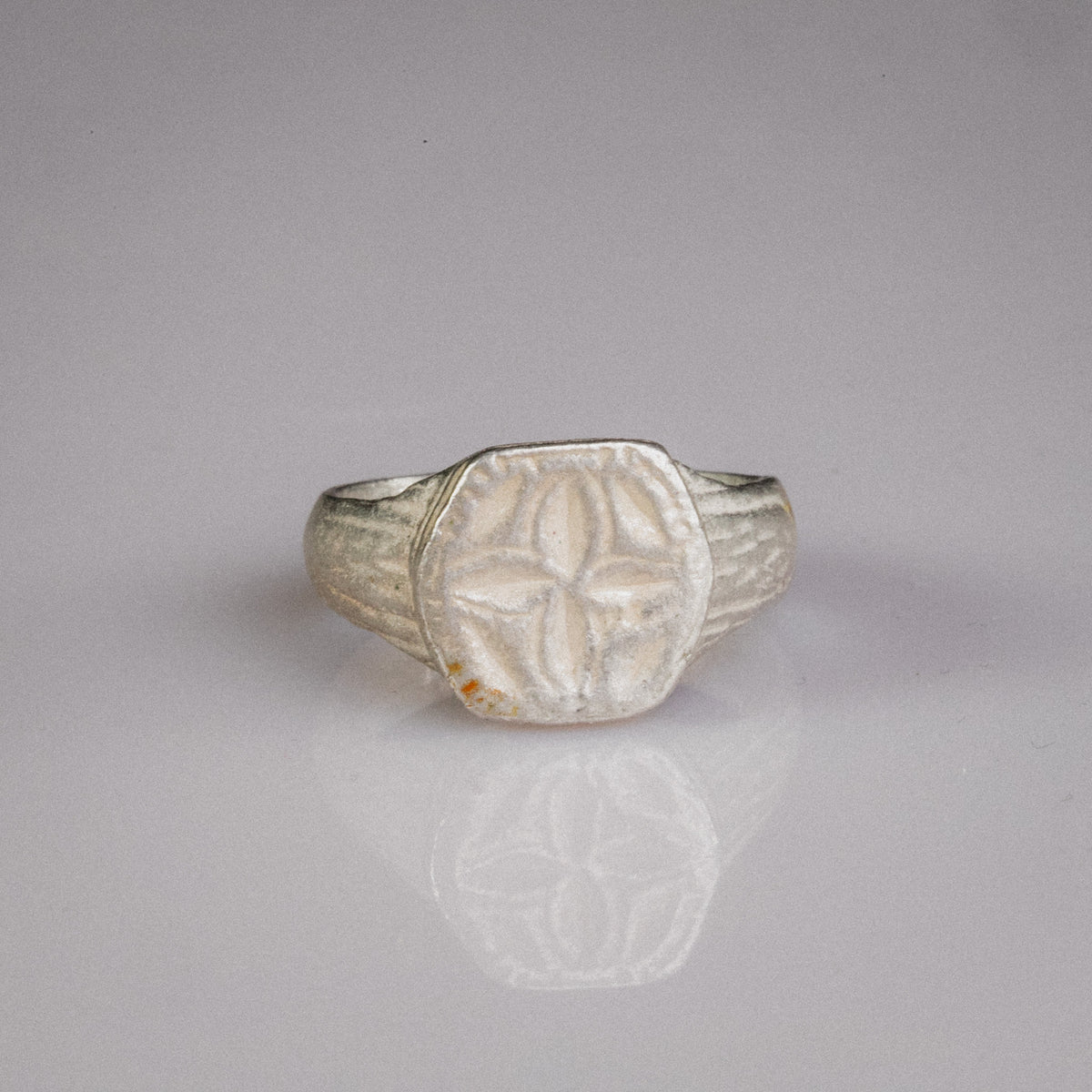 Medieval Silver Signet Ring with Quatrefoil Motif – 'Quaternus' (12th–14th Ce)