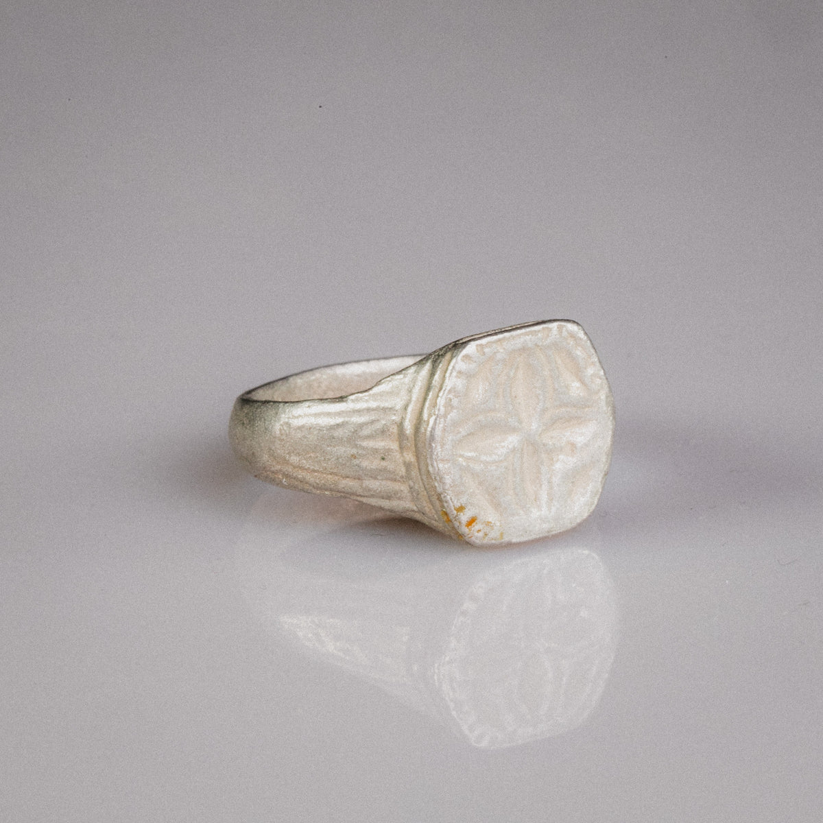 Medieval Silver Signet Ring with Quatrefoil Motif – 'Quaternus' (12th–14th Ce) — view 2