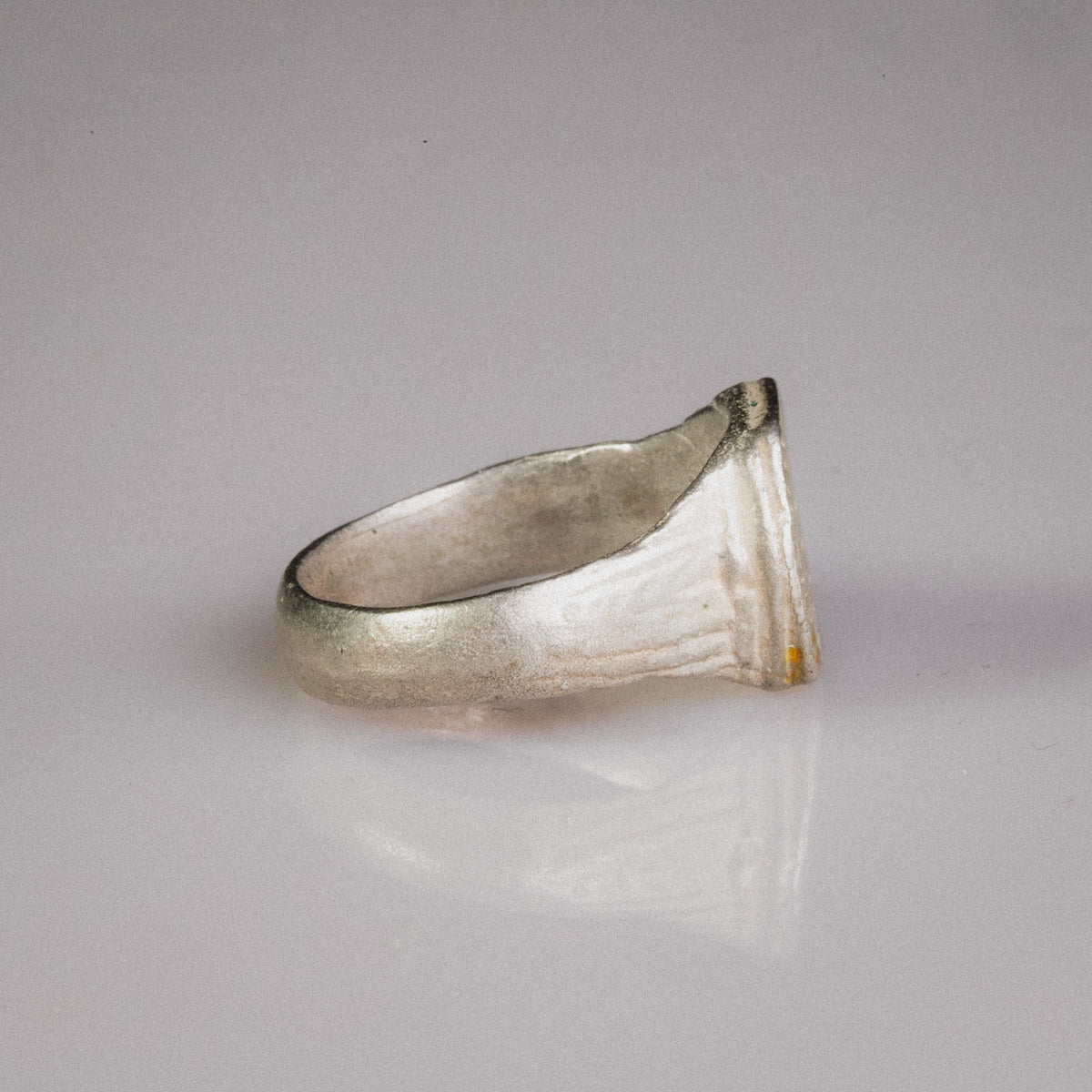 Medieval Silver Signet Ring with Quatrefoil Motif – 'Quaternus' (12th–14th Ce) — view 3