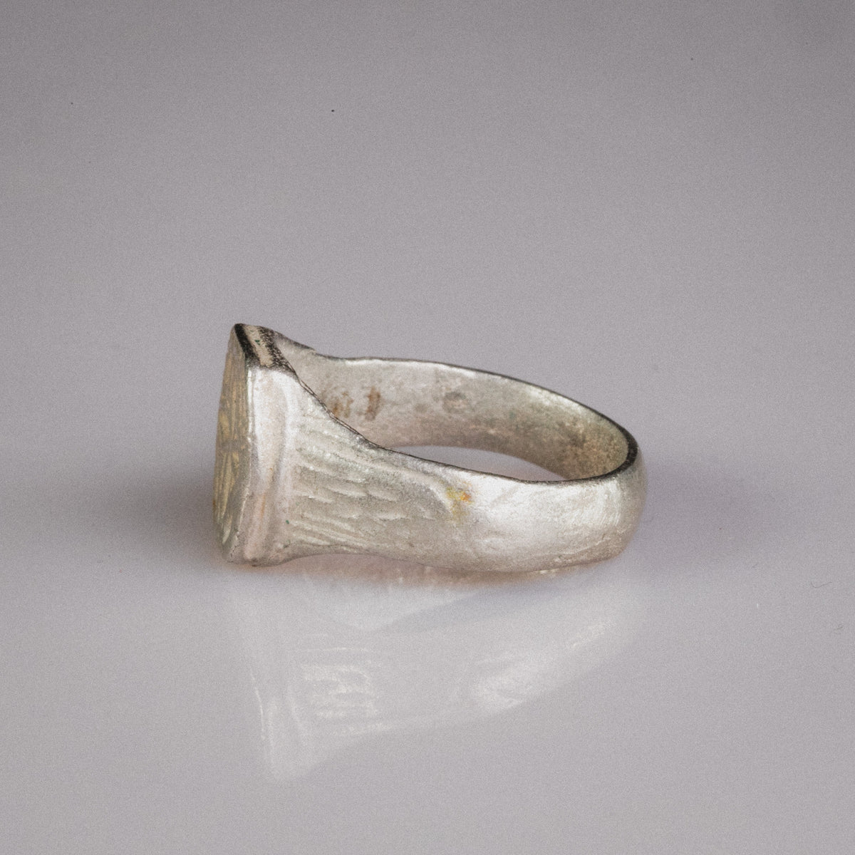 Medieval Silver Signet Ring with Quatrefoil Motif – 'Quaternus' (12th–14th Ce) — view 5