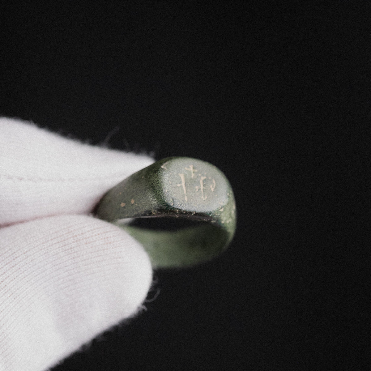 Medieval Bronze Seal Ring with Cross Motif – 'Signum' (11th–13th CE) — view 7