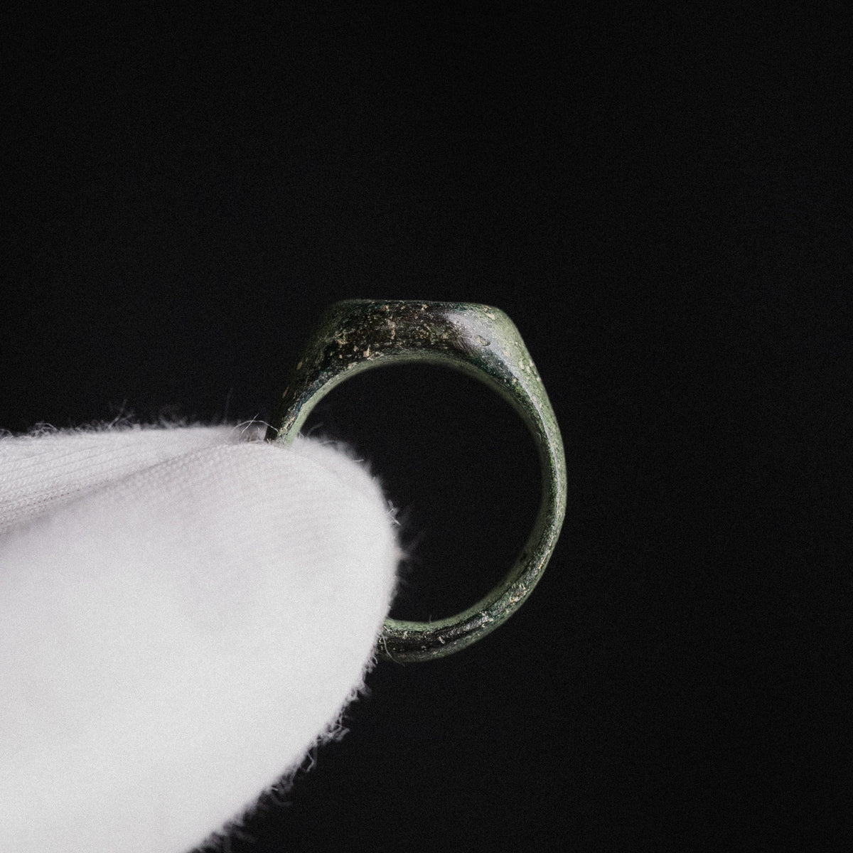 Medieval Bronze Seal Ring with Cross Motif – 'Signum' (11th–13th CE) — view 8