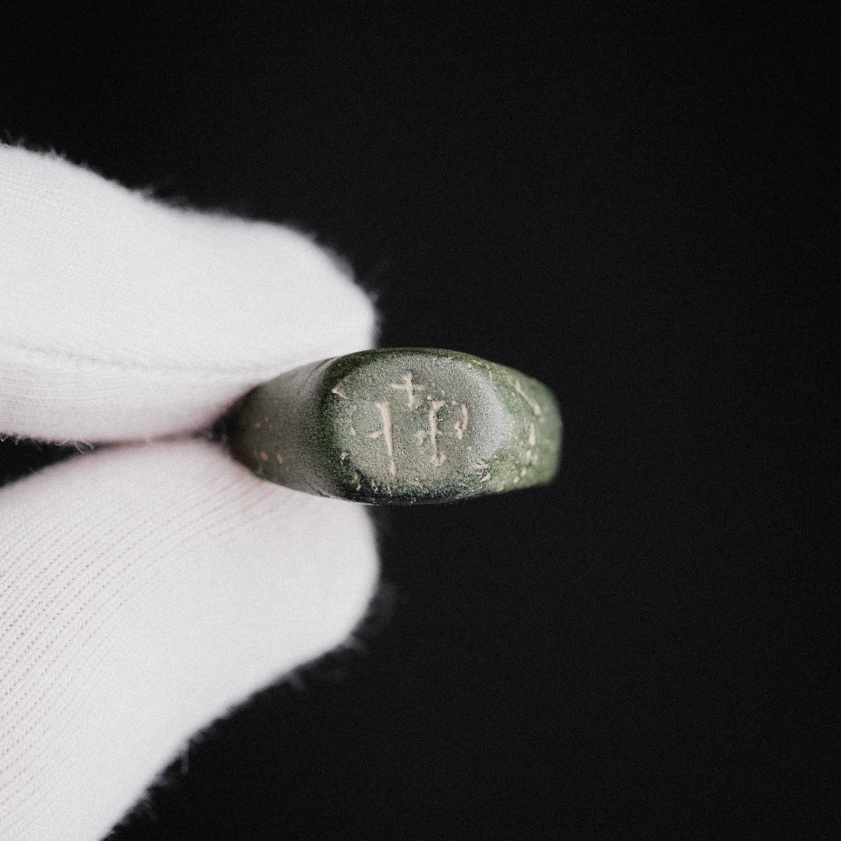 Medieval Bronze Seal Ring with Cross Motif – 'Signum' (11th–13th CE) — view 9