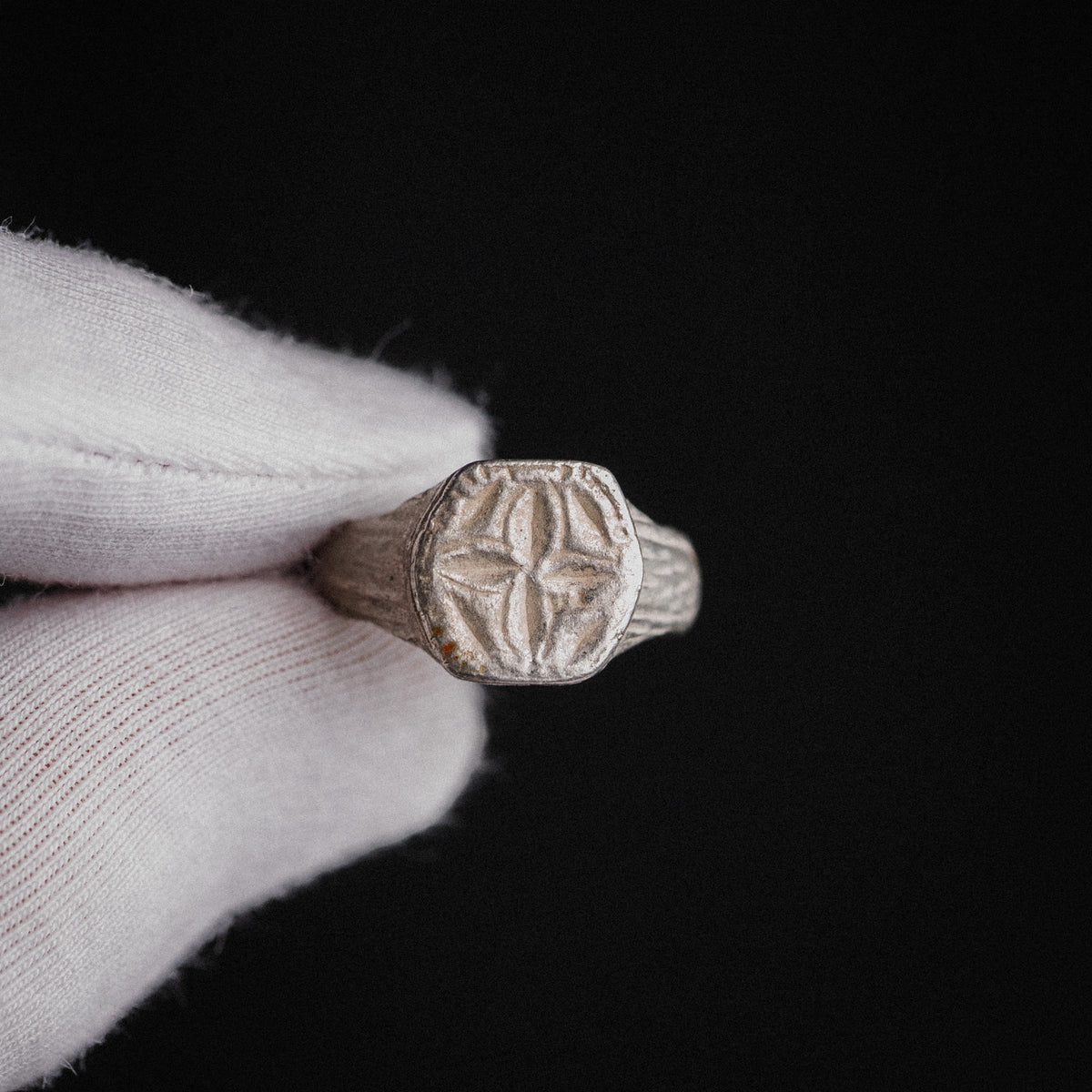 Medieval Silver Signet Ring with Quatrefoil Motif – 'Quaternus' (12th–14th Ce) — view 9