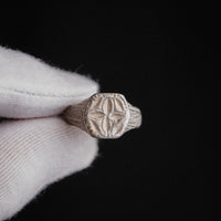 Medieval Silver Signet Ring with Quatrefoil Motif – 'Quaternus' (12th–14th Ce) — view 9