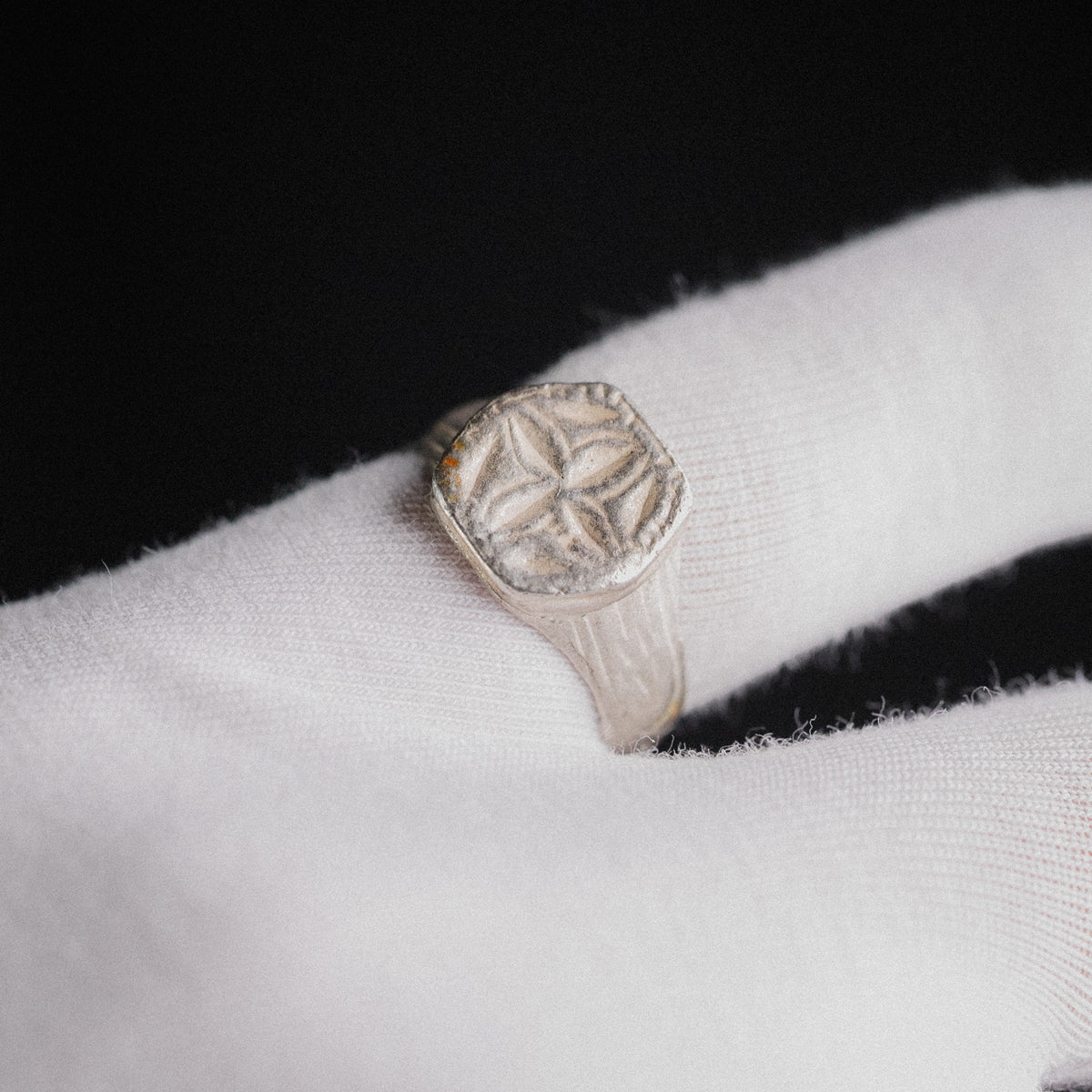 Medieval Silver Signet Ring with Quatrefoil Motif – 'Quaternus' (12th–14th Ce) — detail view