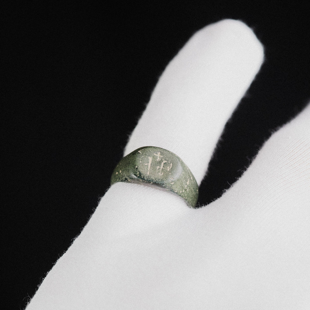Medieval Bronze Seal Ring with Cross Motif – 'Signum' (11th–13th CE) — view 10