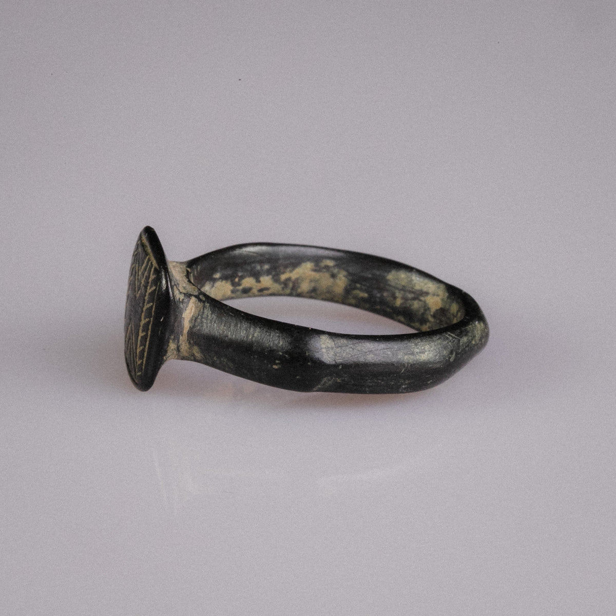 Medieval Bronze Geometric Signet Ring with Chevron Motif – 'Chevronis' (11th–14th CE) — view 5
