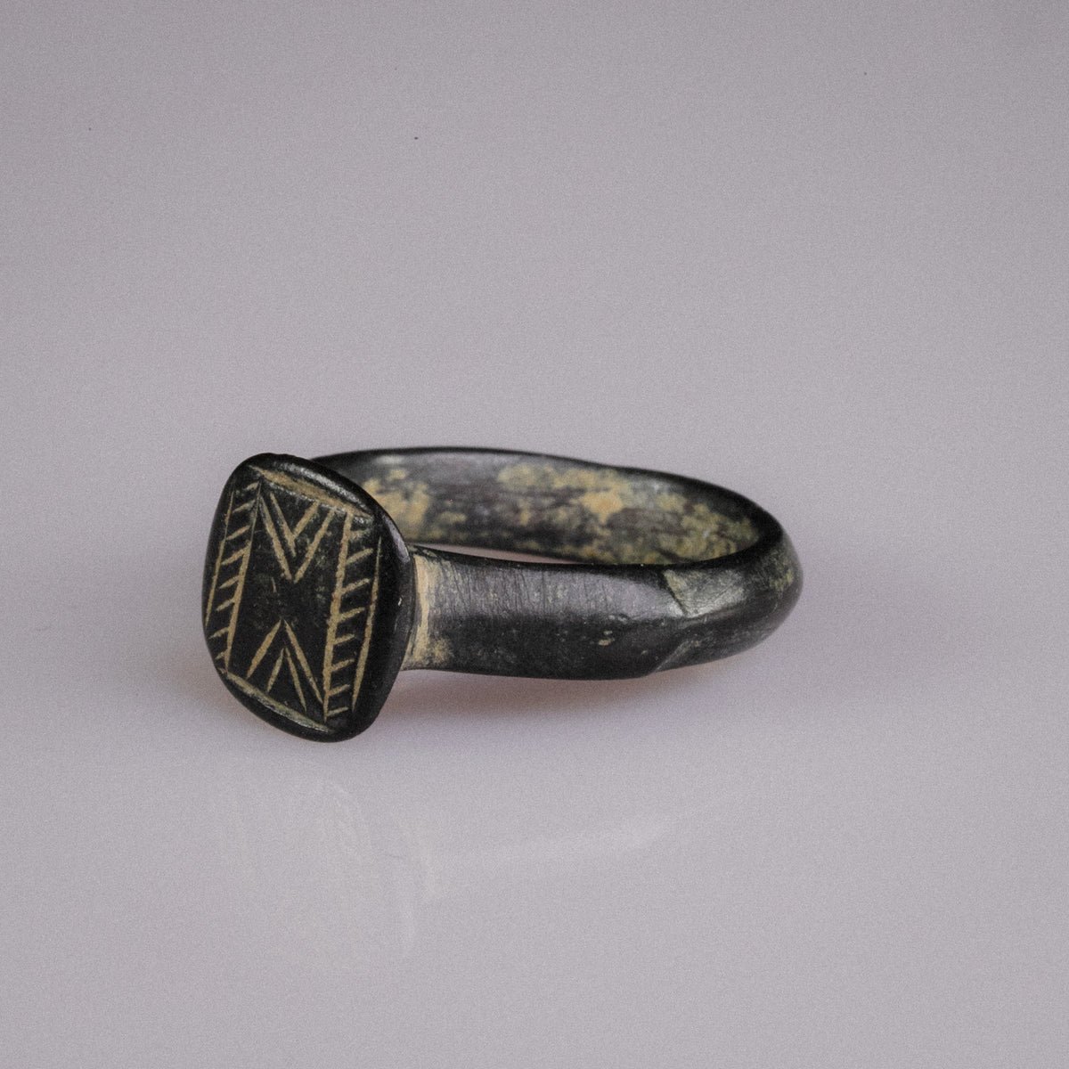 Medieval Bronze Geometric Signet Ring with Chevron Motif – 'Chevronis' (11th–14th CE) — view 6