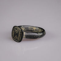 Medieval Bronze Geometric Signet Ring with Chevron Motif – 'Chevronis' (11th–14th CE) — view 6