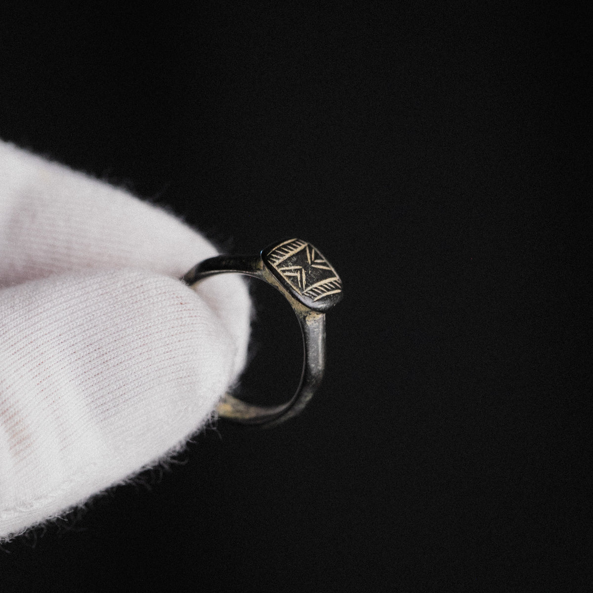 Medieval Bronze Geometric Signet Ring with Chevron Motif – 'Chevronis' (11th–14th CE) — view 7