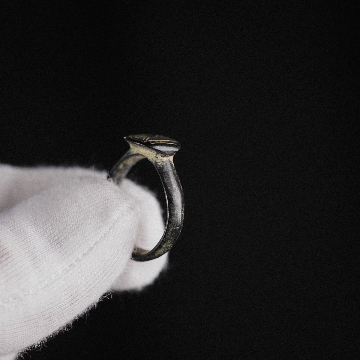 Medieval Bronze Geometric Signet Ring with Chevron Motif – 'Chevronis' (11th–14th CE) — view 8