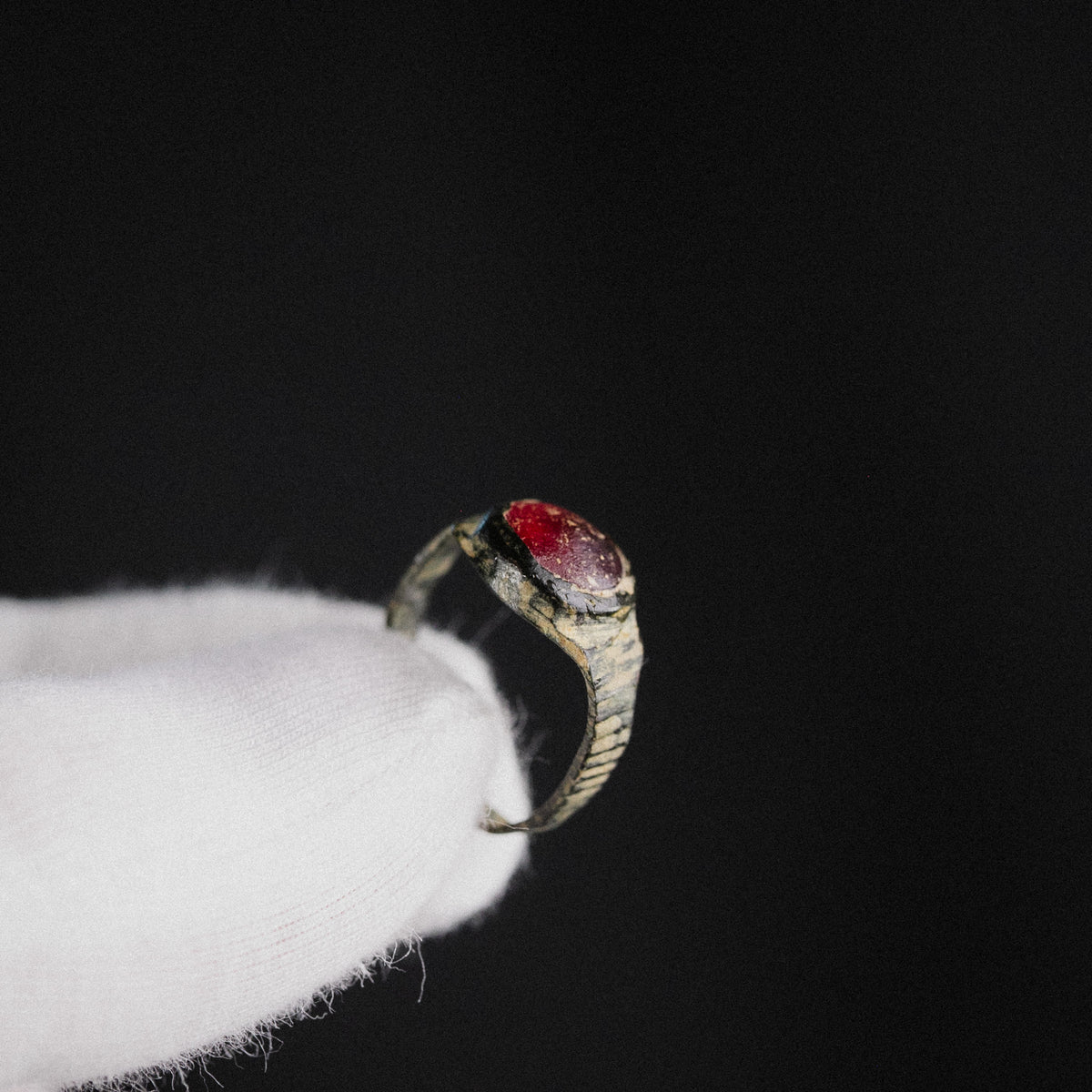 Medieval Bronze Ring with Red Glass Cabochon – 'Carminis' (9th–14th CE) — view 8