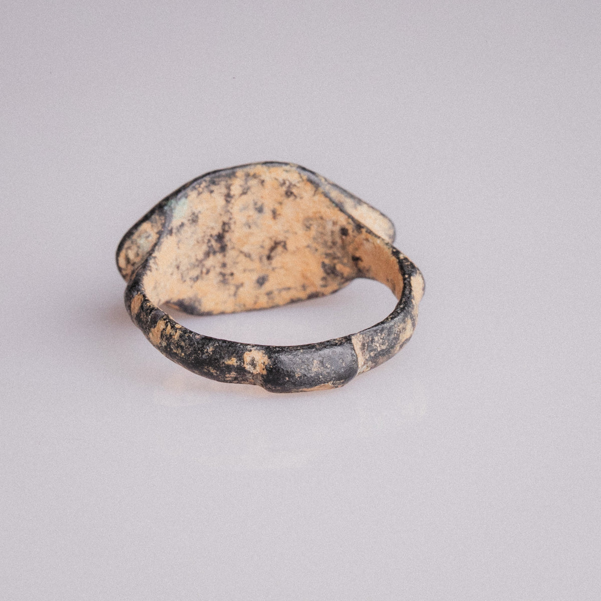 Late Roman Bronze Enamelled Signet Ring – 'Orbiculus' (3rd–4th CE) — view 4