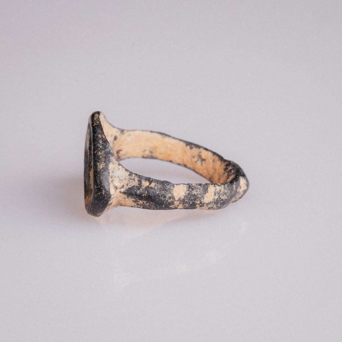 Late Roman Bronze Enamelled Signet Ring – 'Orbiculus' (3rd–4th CE) — view 5